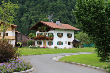 Fototapeta na wymiar Wohnhaus in den Alpen