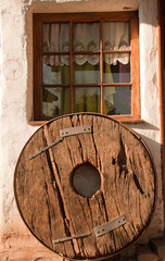 vecchia ruota di legno
