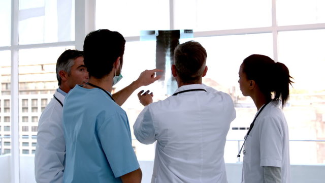 Team of doctors analysing an xray together