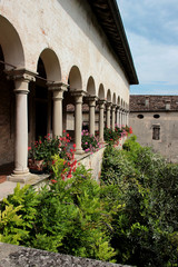 Obraz premium Colonnade in the cloister of an ancient abbey in Italy
