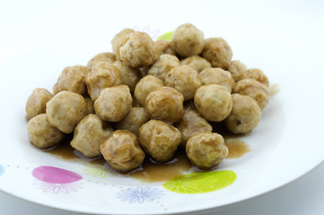 grilled meatballs pour sauce