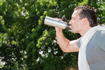 Jogger trinkt Wasser aus Alu Trinkflasche Porträt