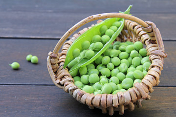Speiseerbsen im Korb