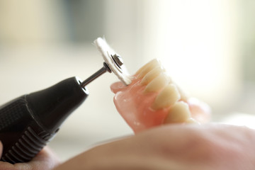 Zahntechniker bei der Arbeit im Zahnlabor