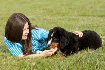 Jugendliche mit Berner Sennenhund Welpe