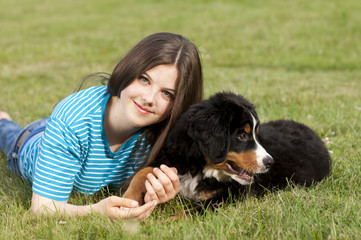 Jugendliche mit Berner Sennenhund Welpe