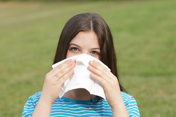 Teenager mit Taschentuch bei Allergie, Heuschnupfen
