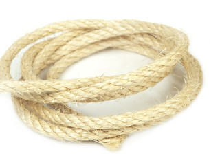 Cuerda de esparto sobre fondo blanco