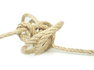 Cuerda de esparto en forma de nudo sobre fondo blanco aislado. Vista de frente