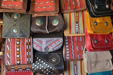 Zakupy na marokańskim bazarze © Pio Si