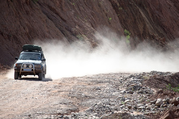 Obraz na płótnie Canvas SUV on a mountain dirt road