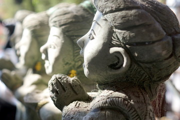 Obraz premium Praying Statues in a Row