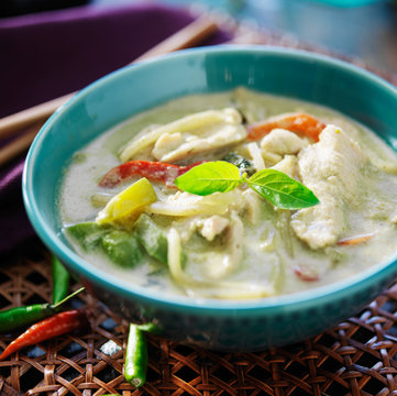 thai green curry with chicken in bowl