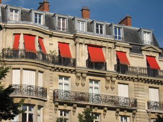 Immeuble avec stores rouges - obrazy, fototapety, plakaty