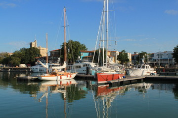 Fototapeta na wymiar Bassin des chalutiers de La Rochelle, France