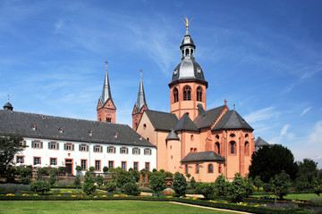 Fototapeta na wymiar Benediktinerabtei Seligenstadt - Einhard-Basilika - Bild 1