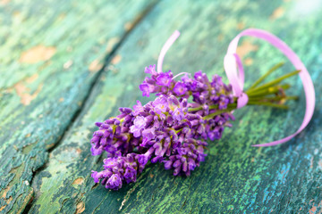 Fototapeta premium Duftender Lavendelstrauß auf altem Holz