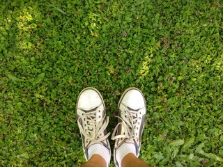 chaussures blanches sur herbe verte