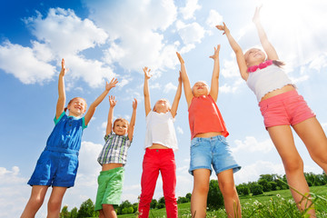 Obraz premium Five wonderful children jumping in the air