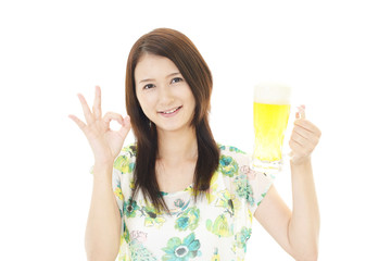 ビールを飲む女性 © Liza5450