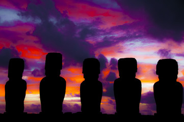 Amanecer en ahu Anakena, isla de Pascua (Chile)