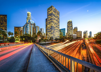 Naklejka premium Centrum Los Angeles, Kalifornia, USA nad autostradami