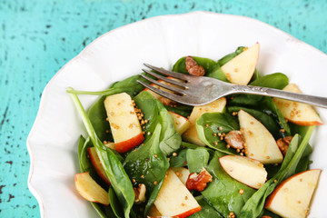 Green salad with spinach, apples, walnuts and cheese