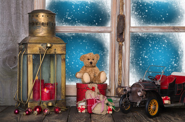 Weihnachtsfenster: Weihnachten Dekoration mit alten Spielsachen