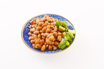 小皿に入れた納豆