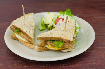 Sanwich with chiken, cheese and vegetables