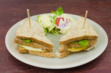 Sanwich with chiken, cheese and vegetables