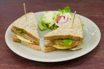 Sanwich with chiken, cheese and vegetables