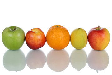 Früchte wie Apfel, Orange und Zitrone in einer Reihe isoliert