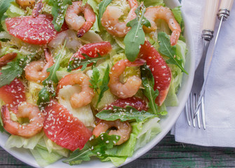 Shrimp salad with grapefruit and rucola