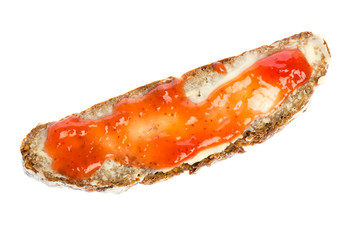 Brot mit Butter und Erdbeermarmelade auf weißem Hintergrund