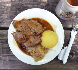 Fränkischer Schweinebraten mit Kloß und Sauerkraut