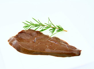 tranche de foie d'agneau sur fond blanc