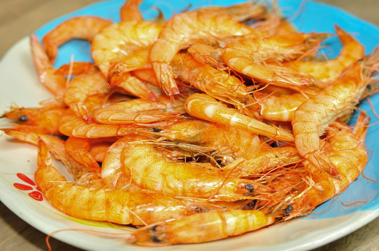Grilled shrimp on the plate