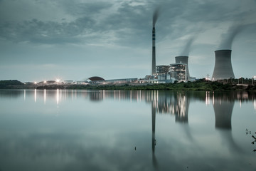 Obraz na płótnie Canvas power plant by night