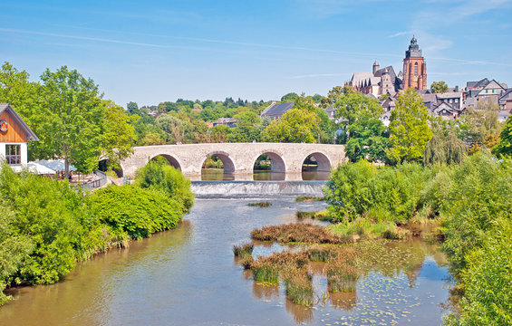 die ungeb&auml;ndigte Lahn mit Wetzlarer Dom und alter Br&uuml;cke