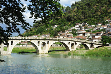 Fototapeta premium Stone bridge over Osum river at Berat