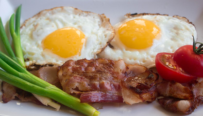 traditional breakfast - bacon and eggs