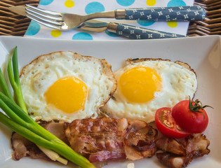 traditional breakfast - bacon and eggs