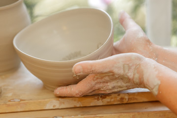 geformte Ton-Schale zum Trocknen stellen