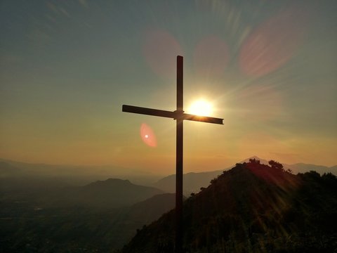 Croce controluce al tramonto