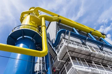 Photo sur Plexiglas Bâtiment industriel gros pipelines bleus et jaunes