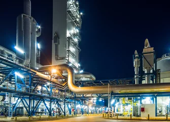 Photo sur Plexiglas Bâtiment industriel système de tuyauterie la nuit