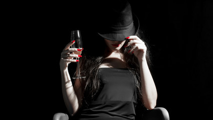 ragazza con cappello, sigaro e unghie rosse