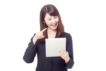 Fototapeta premium タブレットを操作するビジネスウーマン