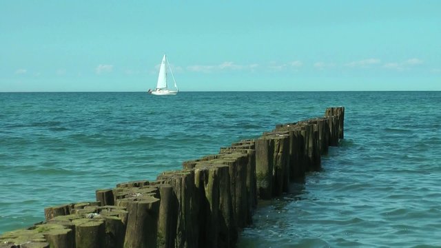 Segelschiff kreuzt auf dem Meer, Ostsee